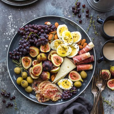 A colorful, healthy bowl of fresh food